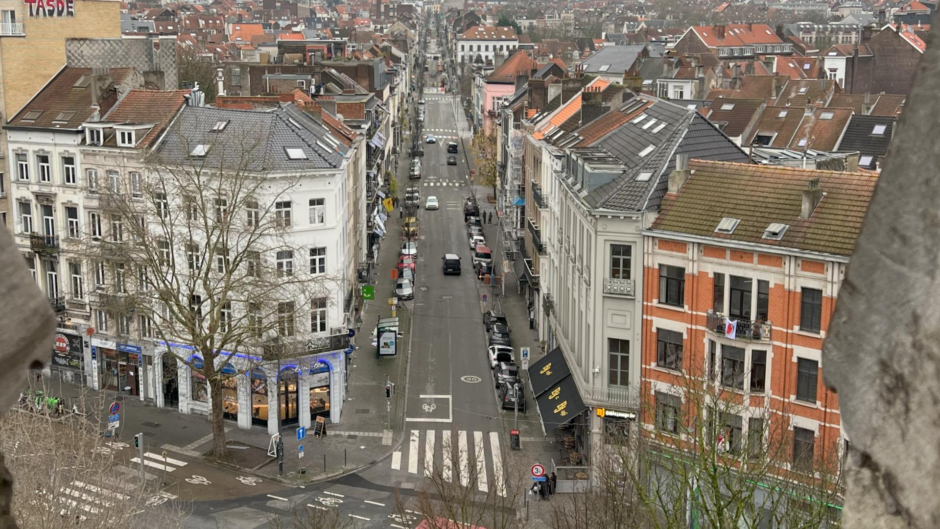 屋根裏スペースと最上階の回廊—街を見晴らす贅沢な時間