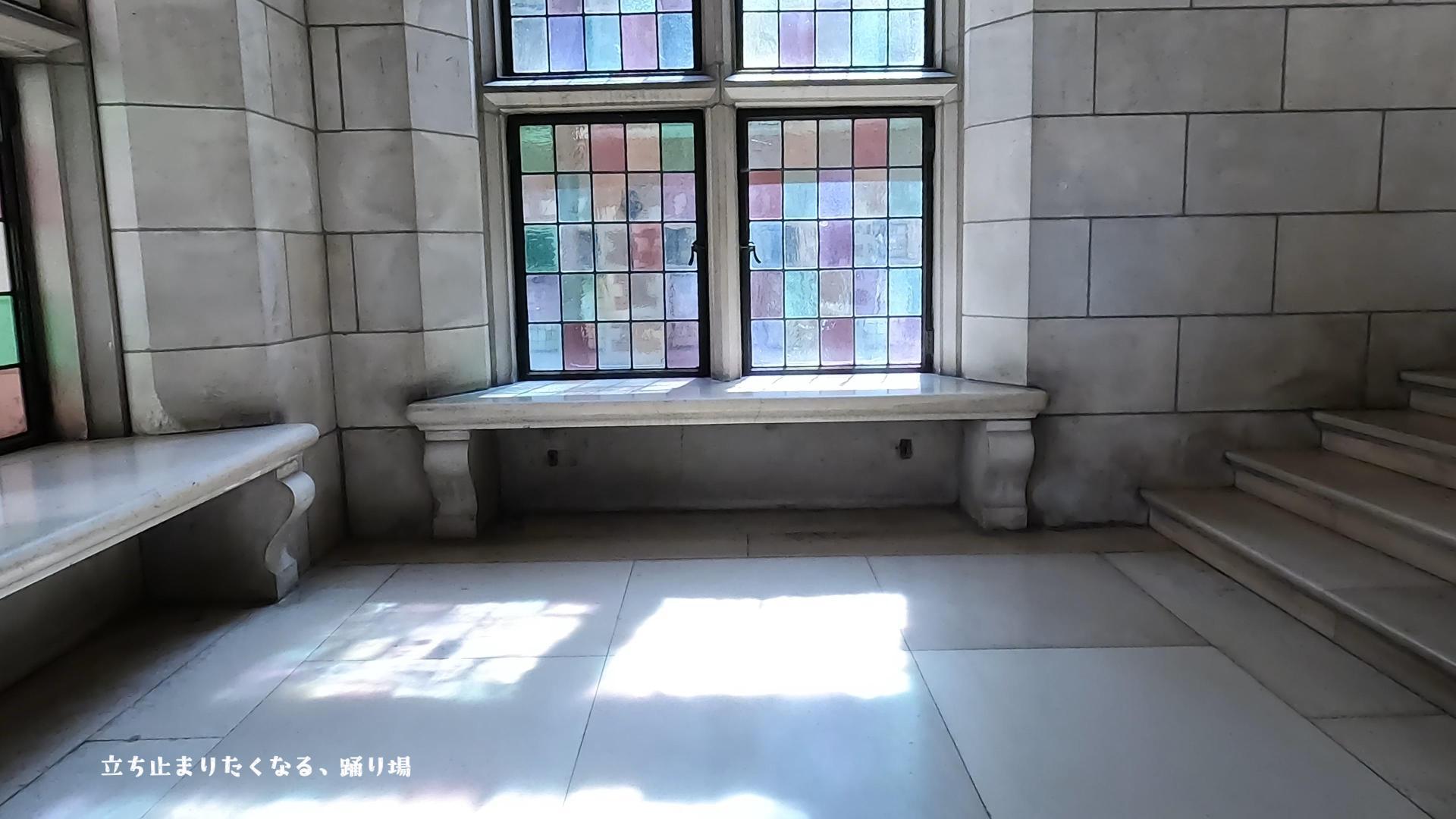 白い階段と、やさしい色の窓。